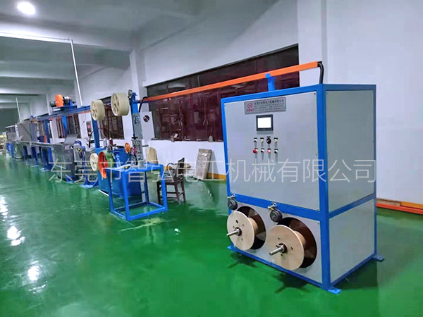 Extrudeuse de câble à fibre optique